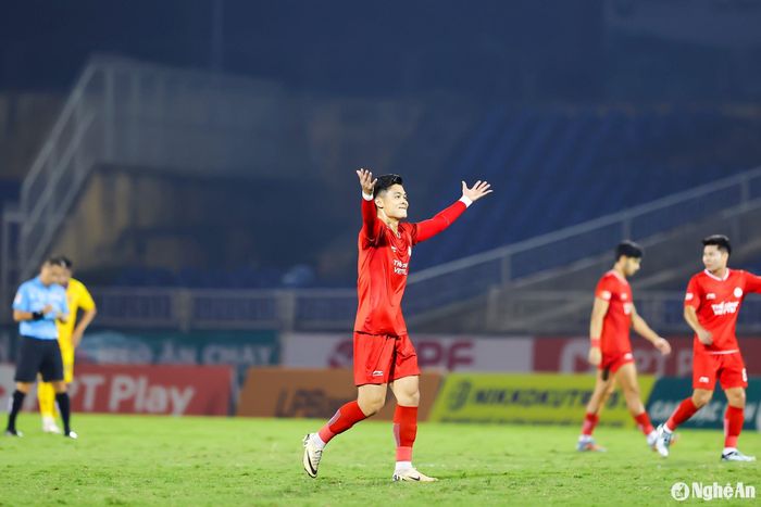 Nguyễn Đức Chiến là một trong những cầu thủ thi đấu hay nhất ở trong trận đấu này. Ảnh: Xuân Thủy