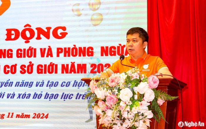 Ông Nguyễn Văn Nam - Phó Giám đốc Sở Lao động - Thương binh và Xã hội đọc diễn văn phát động Tháng hành động vì bình đẳng giới và phòng ngừa ứng phó với bạo lực trên cơ sở giới. Ảnh: Bé Vinh