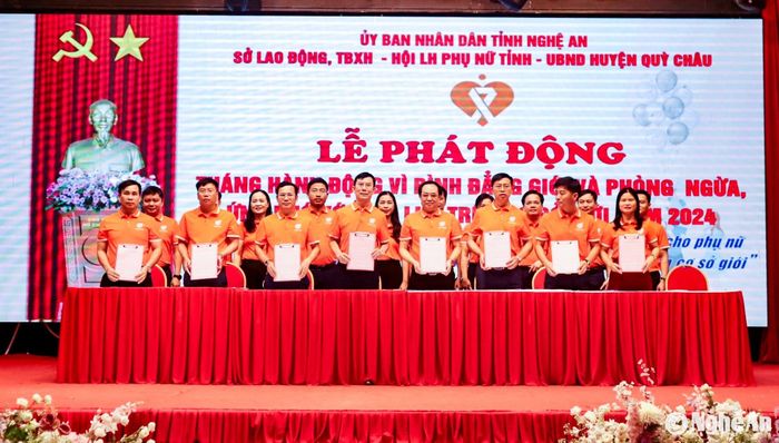 Ký cam kết thực hiện tốt hơn công tác bình đẳng giới và phòng ngừa ứng phó với bạo lực trên cơ sở giới năm 2024 giữa Sở Lao động - Thương binh và Xã hội với UBND các huyện. Ảnh: Bé Vinh