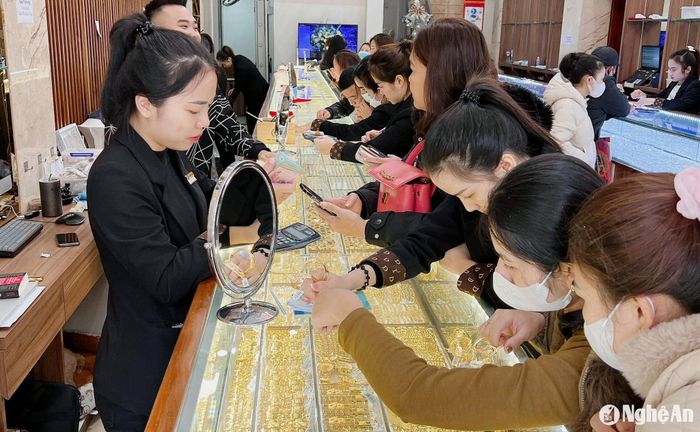 Thị trường vàng tại Nghệ An tạm thời chưa có nhiều biến động. Ảnh: T.P
