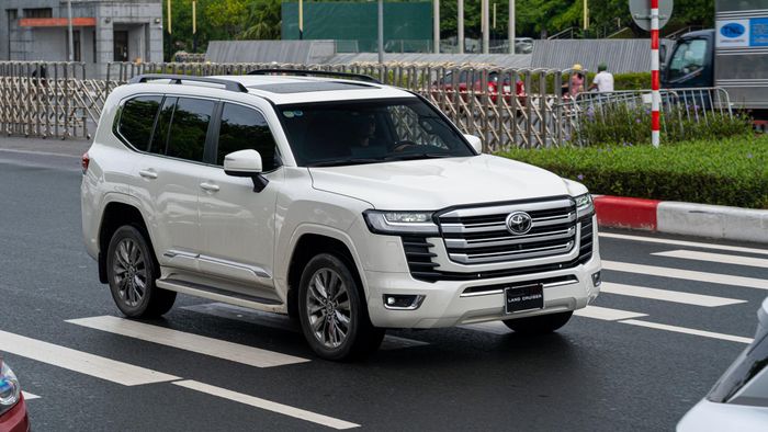 Toyota Land Cruiser luôn trong tình trạng khan hàng tại đại lý.