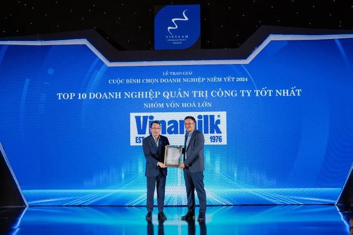  Đại diện Vinamilk (bên trái) đón nhận danh hiệu top 10 Doanh nghiệp quản trị công ty tốt nhất (nhóm vốn hóa lớn) năm thứ 10 liên tiếp 
