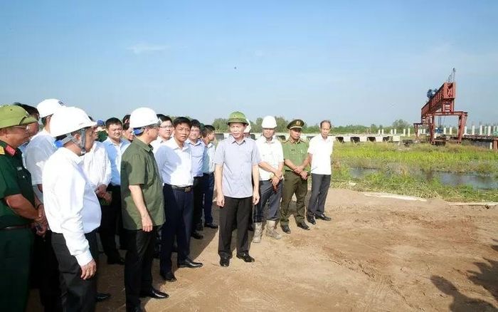 Phó Thủ tướng Trần Hồng Hà kiểm tra tiến độ thi công 2 tuyến cao tốc Cần Thơ - Cà Mau và Châu Đốc - Cần Thơ - Sóc Trăng. Ảnh: Đình Nam