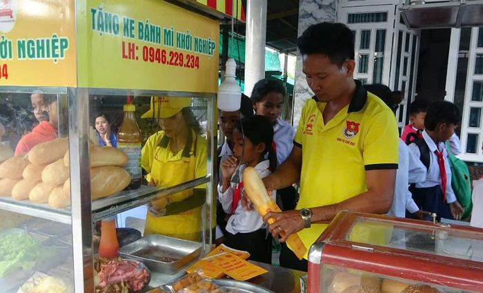 Xe bánh mì của vợ chồng Neáng Khêm