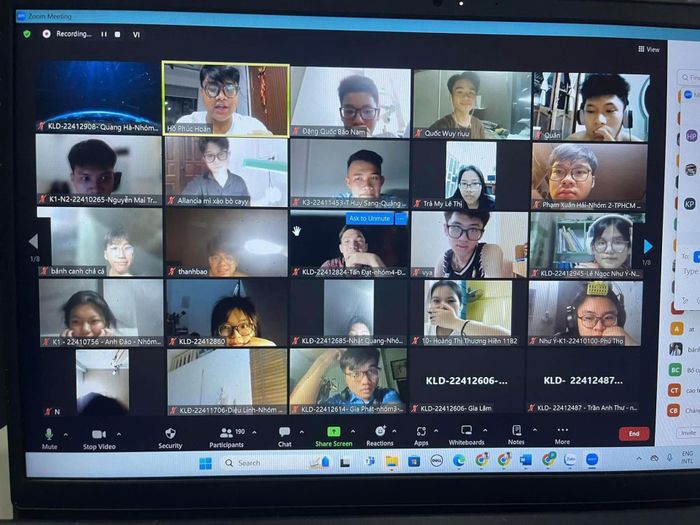 Một buổi dạy trực tuyến với gần 200 học sinh của thầy giáo trẻ Hồ Phúc Hoàn. Ảnh: NVCC