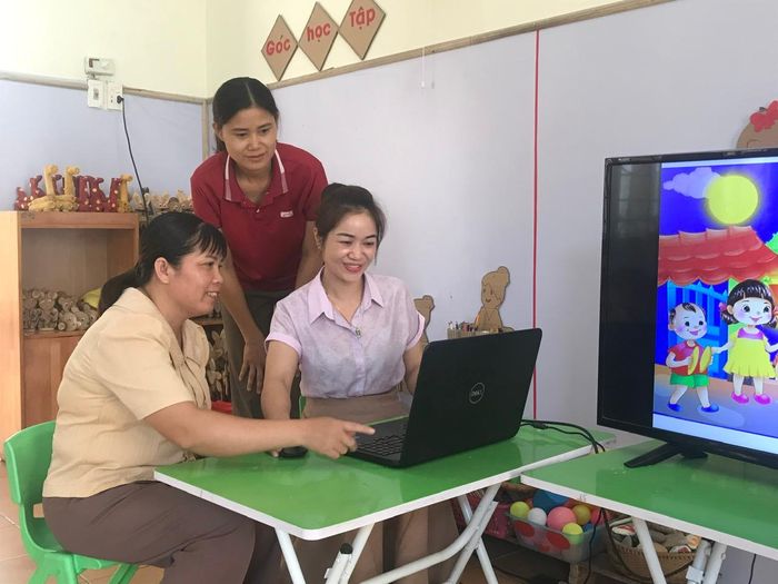 Cô Trần Thị Ngoan (bên phải) chia sẻ kinh nghiệm ứng dụng công nghệ thông tin trong soạn giảng với đồng nghiệp.