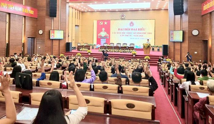 Các đại biểu biểu quyết bầu Đoàn Chủ tịch Đại hội