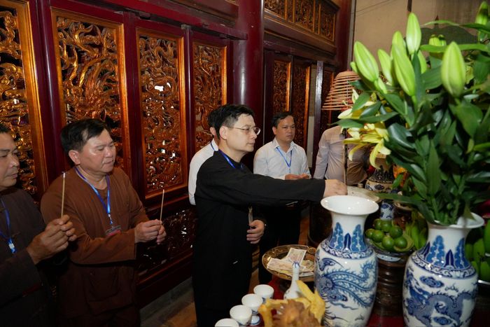Các đại biểu dâng hương, báo công các Vua Hùng tại Đền Thượng