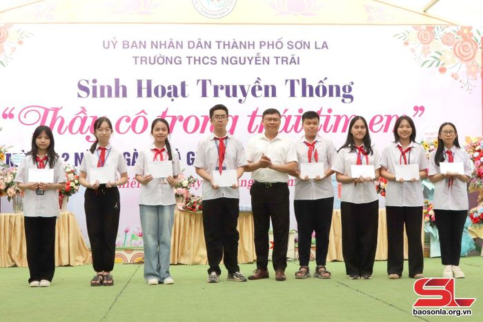 Đại diện Hội phụ huynh học sinh tặng quà cho các tập thể xuất sắc. 