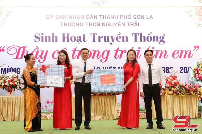 Lãnh đạo Phòng Giáo dục và Đào tạo Thành phố, nguyên lãnh đạo nhà trường tặng quà chúc mừng nhà trường. 