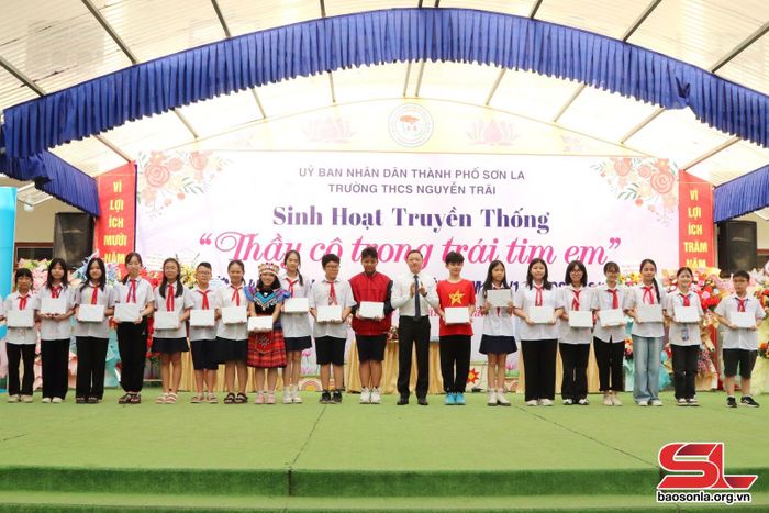 Lãnh đạo Phòng Giáo dục và Đào tạo Thành phố tặng quà cho các em học sinh. 
