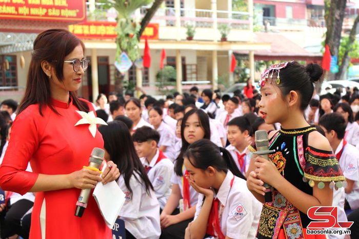 Giao lưu giữa giáo viên và học sinh với chủ đề "Thầy cô trong trái tim em".