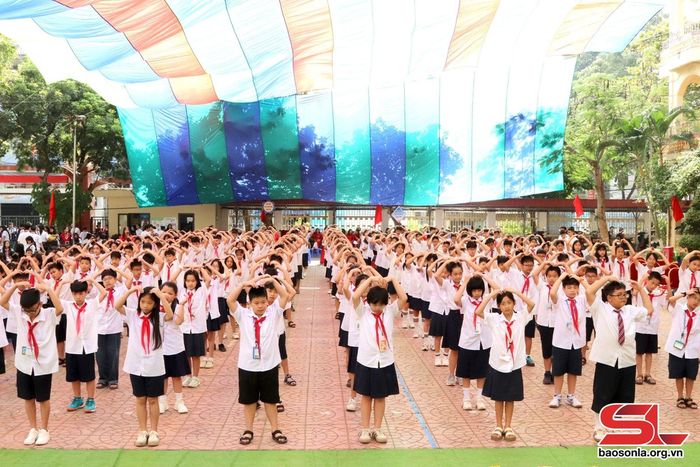Màn đồng diễn văn nghệ của học sinh khối lớp 6. 