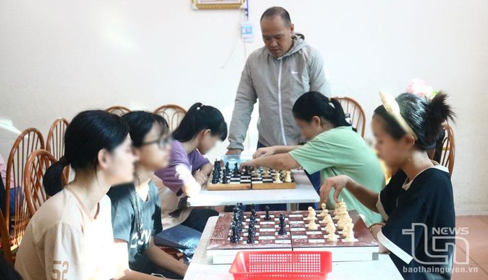 Thầy Ngô Quang Sơn cùng các học sinh khiếm thị trong giờ học năng khiếu Cờ vua.