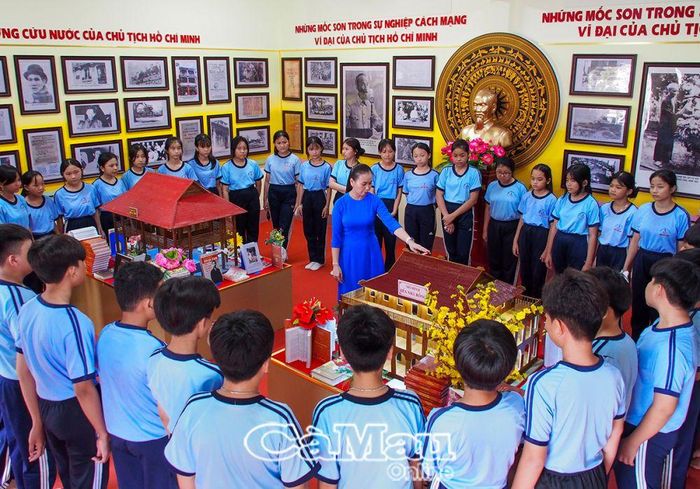Học sinh Trường THCS Phan Ngọc Hiển trong giờ ngoại khóa tham quan, đọc sách, tìm hiểu về cuộc đời, sự nghiệp Chủ tịch Hồ Chí Minh.