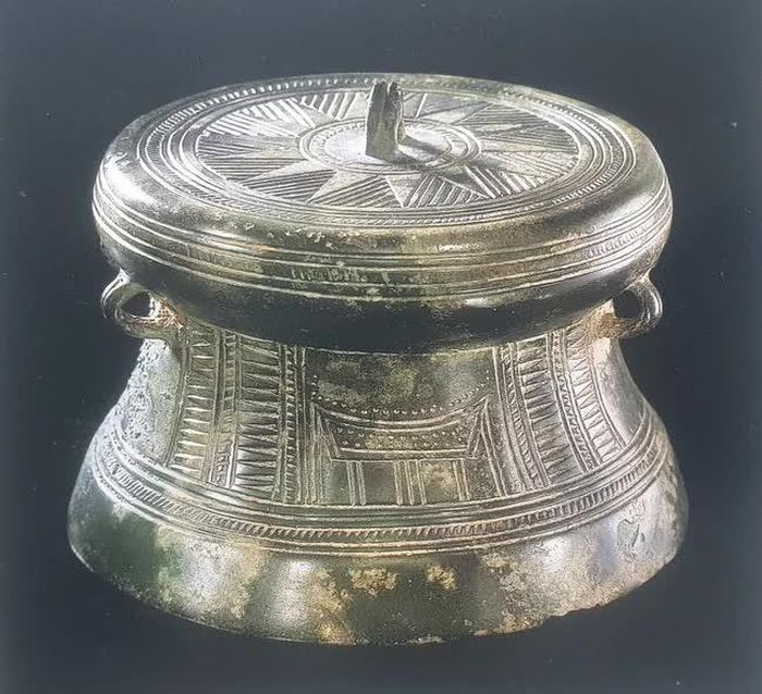 Chiếc chuông Đông Sơn dáng trống đồng rất đẹp hiện đang trưng bày tại Bảo tàng Barbier-Mueller (Geneva, Thụy Sĩ). Mặt trống hiện rõ quai treo ở chính giữa, trên thân trống là hình ngôi nhà sàn