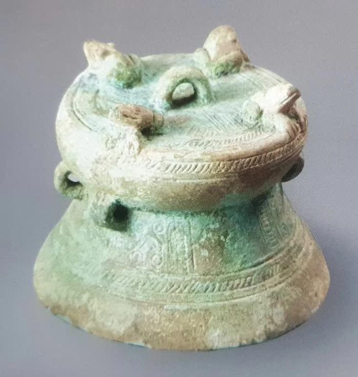 Một chuông dáng trống điển hình thuộc sưu tập CQK, California, Mỹ. Bảo tàng Lịch sử Quốc gia cũng đang trưng bày một chiếc tương tự. Trên mặt, giữa là quai treo, ngoài rìa có bốn tượng ếch quay đầu ra ngoài