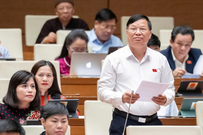 Đại biểu Trần Văn Tiến đề nghị quy định cụ thể về tiền lương giáo viên tập sự.
