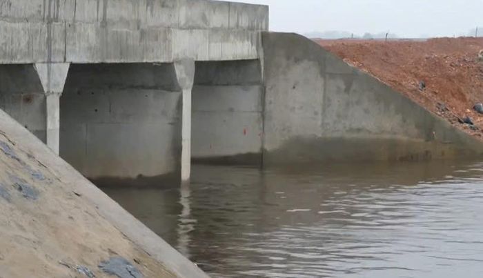 Người dân kiến nghị bổ sung thêm cống thoát nước trên dự án đường tránh phía Đông TP Đông Hà.