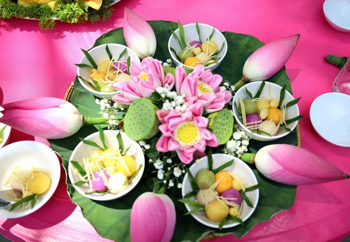 200 món ăn, thức uống được chế biến từ nguyên liệu chính là sen như: củ sen, ngó sen, hạt sen, lá sen, tim sen… được Tổ chức Kỷ lục Việt Nam xác lập, đồng thời xác lập kỷ lục thế giới, trong khuôn khổ Lễ hội Sen Đồng Tháp lần 1