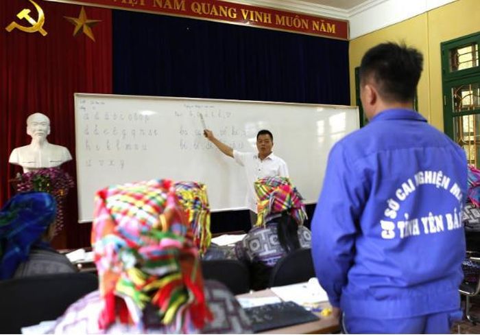  Điểm chung của những người này đa phần có hoàn cảnh khó khăn, chưa từng đi học, thiếu hiểu biết nên mắc nghiện ma túy. Ảnh: Tuấn Anh - TTXVN 