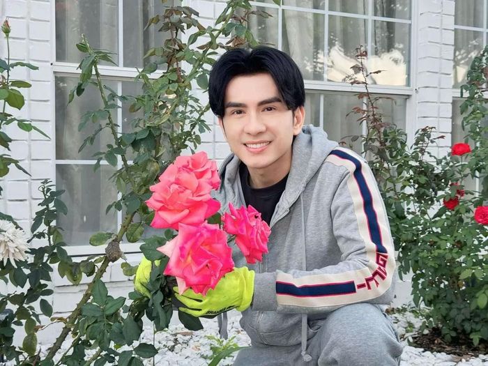 Đan Trường chăm sóc những khóm hồng khiến fan thích thú. Nam ca sĩ được khen "trẻ mãi không già".