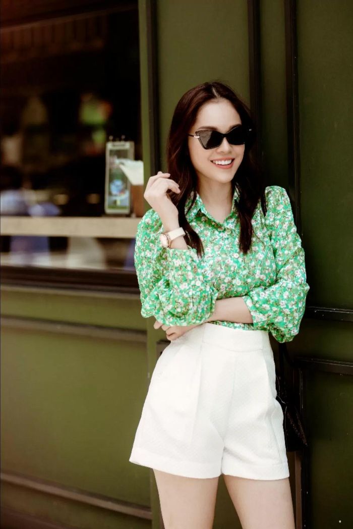 Dương Cẩm Lynh đơn giản với quần sooc và áo sơ mi vẫn vô cùng nổi bật, cuốn hút.