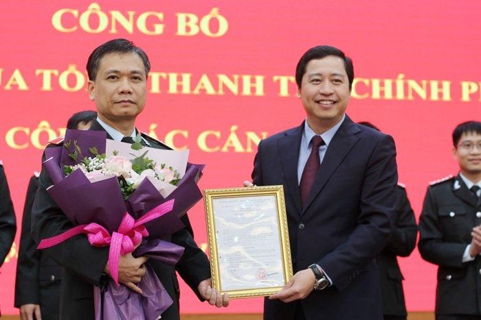Phó Tổng Thanh tra Chính phủ Dương Quốc Huy trao quyết định cho tân Cục trưởng Cục V Nguyễn Mạnh Cường. Ảnh: Phương Hiếu.