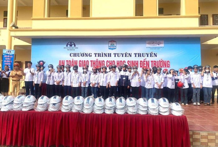 Các em học sinh được tham gia thực hành đội mũ bảo hiểm an toàn.