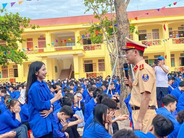 Cán bộ Đội cảnh sát giao thông Công an huyện Đô Lương (Nghệ An) tuyên truyền phổ biến các quy định về trật tự an toàn giao thông cho học sinh trên địa bàn.