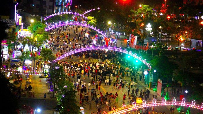 Không gian sôi động của Phố đi bộ Vinh sẽ là nơi diễn ra Lễ hội ẩm thực sen Nghệ An. Ảnh: PV