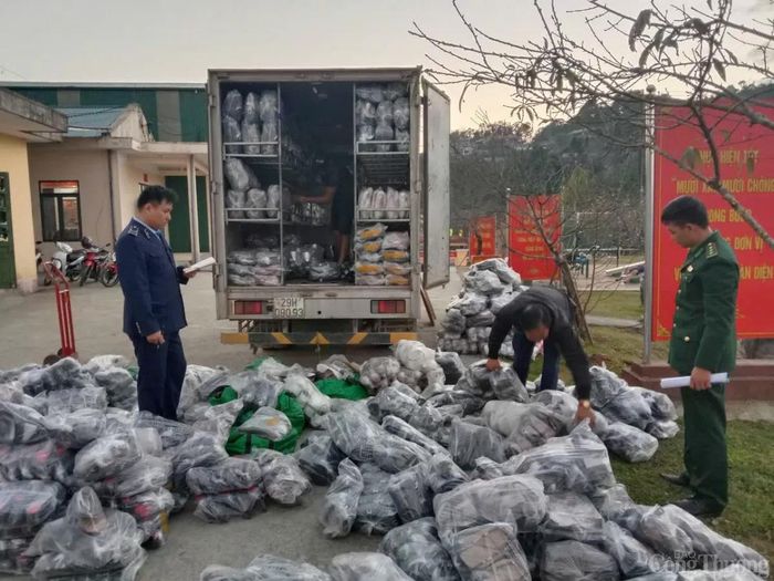 Quản lý thị trường Lai Châu phối hợp cùng các lực lượng chức năng kiểm tra, xử lý hàng hóa vi phạm, chống buôn lậu, gian lận thương mại