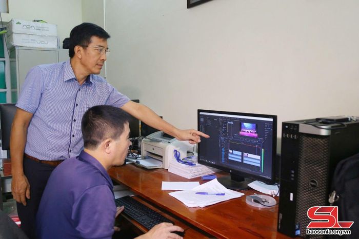 Cán bộ Trung tâm Văn hóa - Điện ảnh tỉnh dựng phim tư liệu phục vụ công tác tuyên truyền.