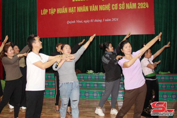 Cán bộ Trung tâm Văn hóa - Điện ảnh tỉnh tập huấn, bồi dưỡng hạt nhân văn nghệ cơ sở tại huyện Quỳnh Nhai.