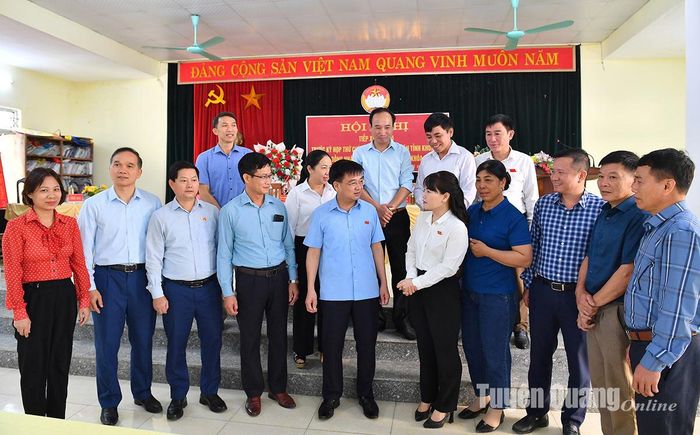 Đồng chí Trưởng Ban Dân vận Tỉnh ủy, Chủ tịch Ủy ban MTTQ tỉnh Nguyễn Hưng Vượng và các đại biểu HĐND tỉnh trao đổi với cử tri xã Minh Thanh. Ảnh: Huy Hoàng