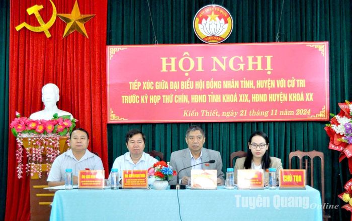Đồng chí Chủ nhiệm Ủy ban Kiểm tra Tỉnh ủy Nguyễn Hồng Trang cùng các đại biểu HĐND tiếp xúc cử tri tại xã Kiến Thiết (Yên Sơn). Ảnh: MInh Thủy