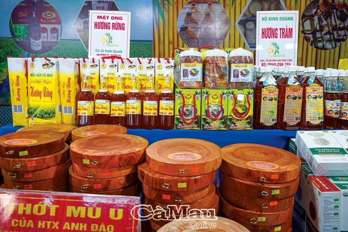 Ðến hội chợ, người dân có điều kiện lựa chọn và mua sắm nhiều sản phẩm hàng hóa chất lượng, giá cả hợp lý.