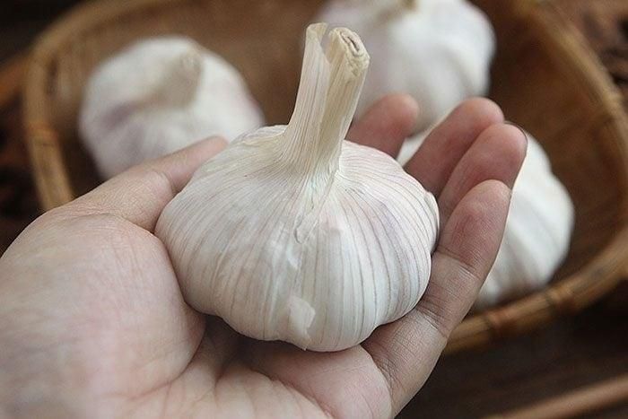 Tỏi – loại gia vị giúp tăng thêm hương vị cho món ăn của bạn, có khả năng hạ huyết áp và cholesterol. (Ảnh minh họa)