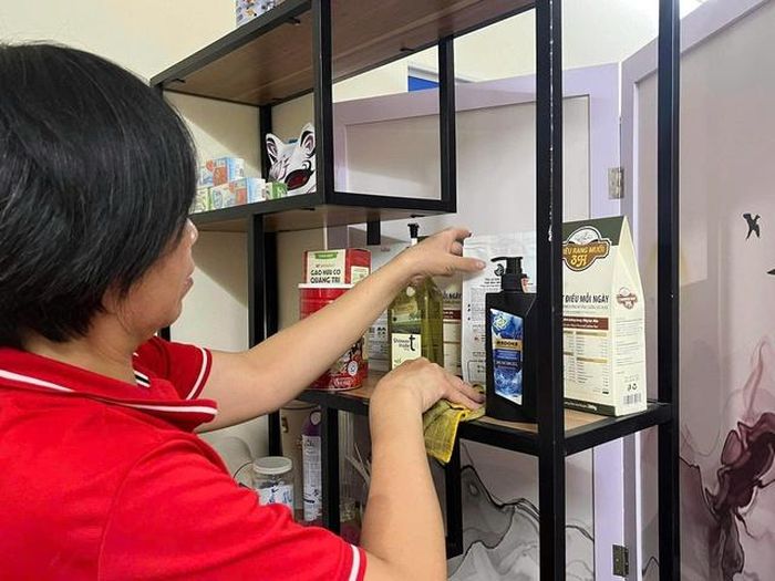 Chị Thu tất bật dọn dẹp vệ sinh cho khách. Ảnh: Đan Tâm.