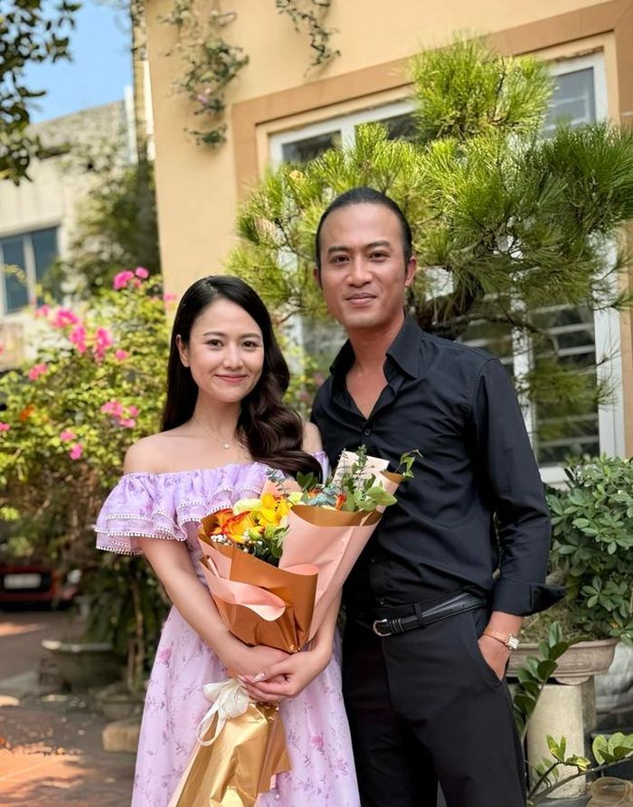 Doãn Quốc Đam và Việt Hoa chụp ảnh kỷ niệm khi kết thúc phim (Ảnh: FBNV)
