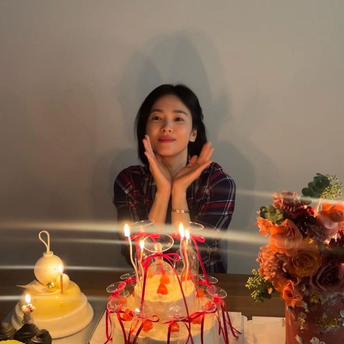 Song Hye Kyo mộc mạc và trẻ trung trong tiệc sinh nhật lần thứ 43. Ảnh: IG.