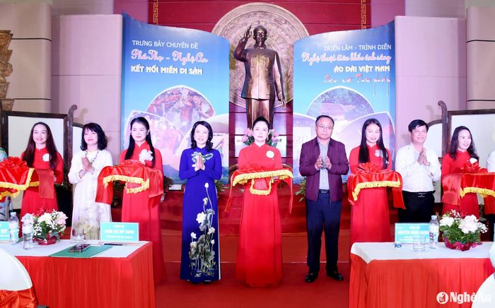 Các đại biểu cắt băng khai mạc chương trình triển lãm. Ảnh: Công Kiên