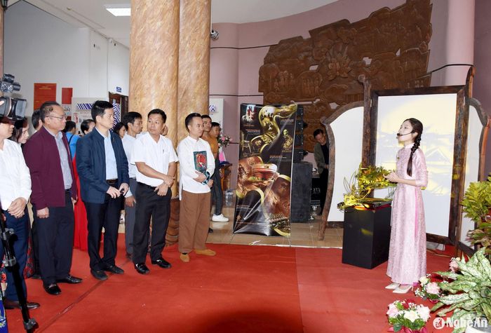 Các đại biểu tham quan Triển lãm "Nghệ thuật điêu khắc ánh sáng". Ảnh: Công Kiên