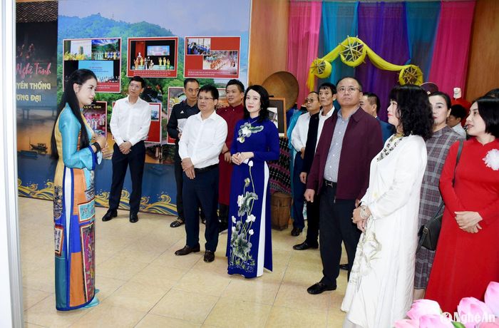 Các đại biểu nghe giới thiệu về di sản dân ca Nghệ Tĩnh. Ảnh: Công Kiên
