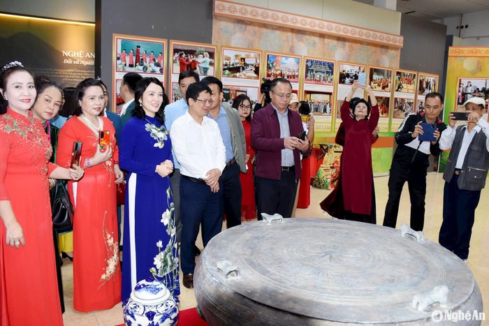 Các đại biểu tham quan Triển lãm “Phú Thọ - Nghệ An, kết nối miền di sản”. Ảnh: Công Kiên
