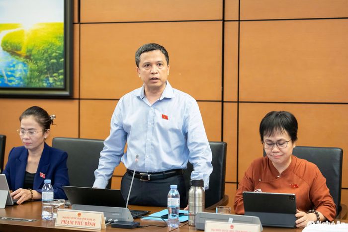 Ông Phạm Phú Bình - Ủy viên Thường trực Ủy ban Đối ngoại của Quốc hội, đại biểu đoàn Nghệ An phát biểu thảo luận. Ảnh: Nghĩa Đức
