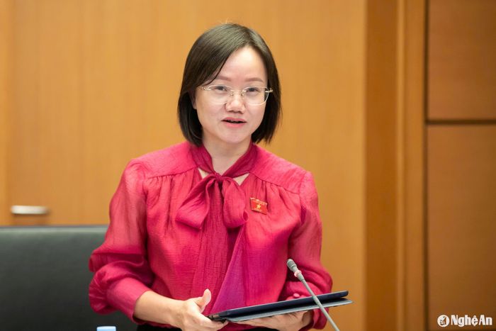 Đại biểu Thái Thị An Chung - Ủy viên Ban Chấp hành Đảng bộ tỉnh, Phó Trưởng đoàn chuyên trách Đoàn ĐBQH Nghệ An phát biểu thảo luận. Ảnh: Nghĩa Đức