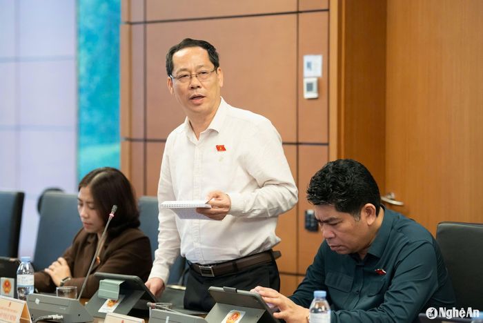 Ông Trần Nhật Minh - ĐBQH chuyên trách đoàn Nghệ An phát biểu thảo luận. Ảnh: Nghĩa Đức