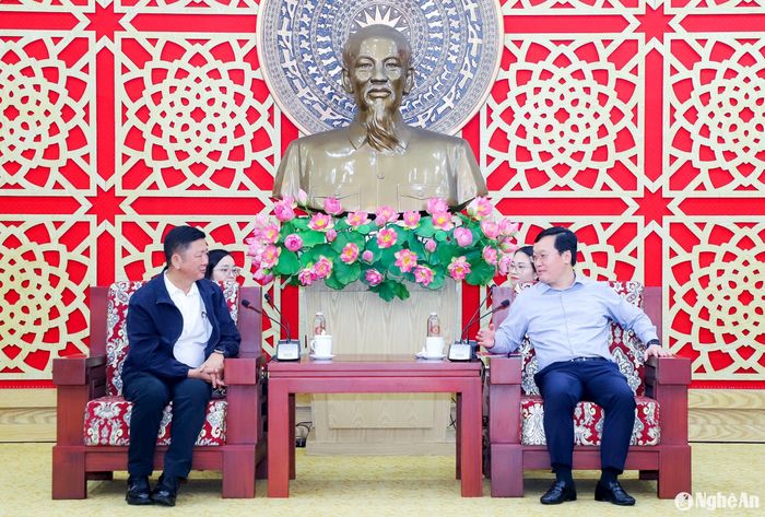Đồng chí Nguyễn Đức Trung - Bí thư Tỉnh ủy, Chủ tịch UBND tỉnh bày tỏ phấn khởi được gặp lại ông Vương Lai Thăng - Phó Chủ tịch Tập đoàn Luxshare - ICT sau chuyến công tác của đoàn công tác tỉnh Nghệ An vào cuối tháng 5/2024. Ảnh: Phạm Bằng