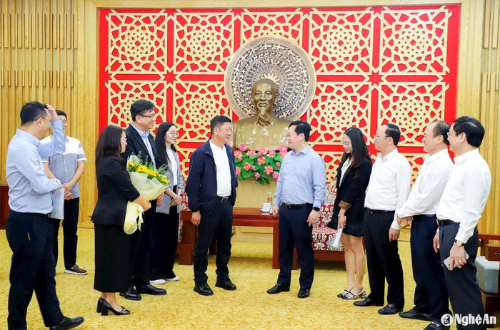 Bí thư Tỉnh ủy, Chủ tịch UBND tỉnh Nguyễn Đức Trung trao đổi với Phó Chủ tịch Tập đoàn Luxshare - ICT Vương Lai Thăng. Ảnh: Phạm Bằng
